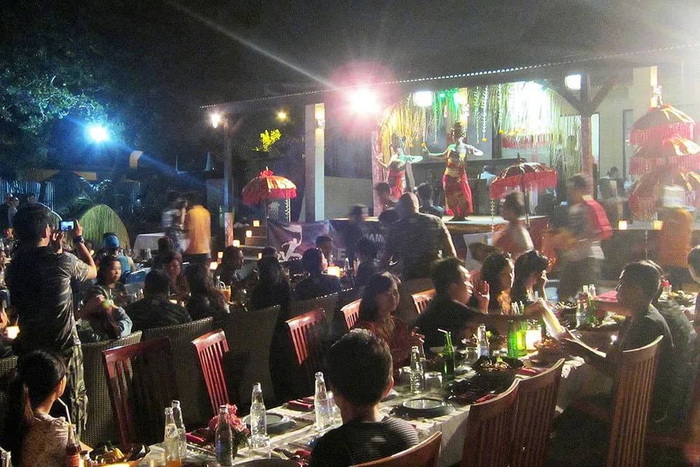 makan malam dan berdansa perusahaan