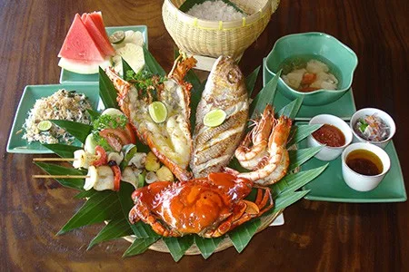 Assortiment de fruits de mer avec homard Panier de fruits de mer avec homard